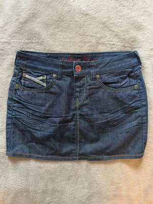 Blå jeanskjol från Hilfiger Denim - Snygg jeanskjol💕 Midjemått: 37 cm