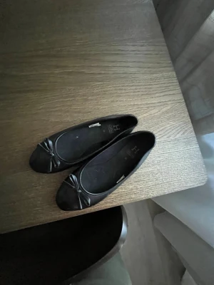 Ballerina skor - Några få gånger änvända! Har lite smuts men det stör ej!🫶🏻 och det går bort! ☺️