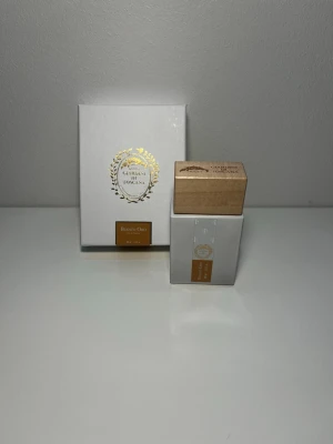 Giardini di Toscana Bianco Oro parfym - Elegant parfym från Giardini di Toscana i modellen Bianco Oro. Flaskan är vit med en stilren träkork och gulddetaljer. Knappt använd, minst ca 95 ml kvar 