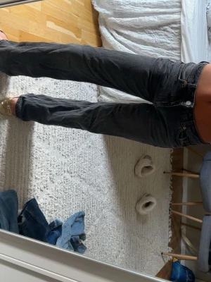 Svarta raka jeans med hög midja - Säljer dessa snygga jeansen. Passar mig som är 161 bra, och är i Jättefint skick.