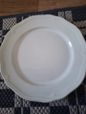 Vita tallrikar med vågig kant - Två vita tallrikar i porslin med klassisk vågig kant. Perfekta till både middag och fika. Tallrikarna har en enkel och stilren design som passar in i de flesta kök. Säljes tillsammans.