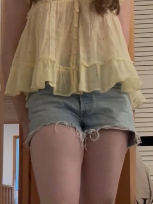 Levis 501 denimshorts  - Säljer ett par ljusblå denimshorts rå, fransig kant. Klassisk femficksmodell med knappar framtill. Mycket sparsamt använda.
