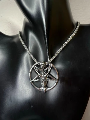 Ockult Pentagram Halsband m Baphomet - Getguden från Mendez i Rostfritt Stål | Statement | Satanic Goth Metal Alternativ | Oanvänt - Ett riktigt statementhalsband för dig som gillar goth, metal, ockult och alternative fashion.  Halsbandet har ett detaljrikt Baphomet-hänge i pentagram – en ikonisk symbol inom esoterik, mörk estetik och alternativ kultur.  Tillverkat i slitstarkt rostfritt stål med 60 cm kedja. Nytt och oanvänt. Perfekt till konserter, festivaler eller som en del av din vardagsstil.  ✨ Kedja: 60 cm ✨ Material: Rostfritt stål ✨ Skick: Nytt och oanvänt  Jag erbjuder bundlerabatt om du köper flera varor.