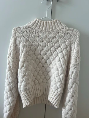 Vit stickad tröja från Monki - endast använd en gång och är i superbra skick från monki i storlek xs det är bara att höra av sig vid frågor eller om man vill ha flera bilder på tröjan