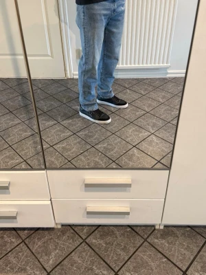 Ljusblå raka jeans - Säljer ett par ljusblå jeans med regular passform. Jeansen är i bra skick från Homage. Storlek 29. Kom gärna med prisförslag!!