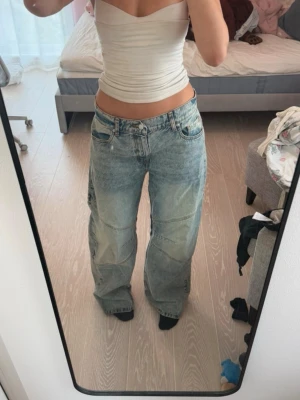 Jet jeans Revice Lågmidjade - Säljer ett par baggy ljusblå ”jet jeans” från Revice Använt några gånger bara så i jätte bra skick! 39cm midjemått Priset går att diskuteras!