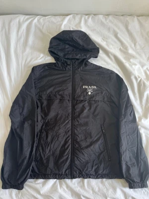 Prada jacka - Hej säljer min Prada jacka då den inte kommer till användning längre. Den är använd men fortfarande som ny och är köpt på Pradas butik i Stockholm. Size 50 vilket motsvarar M/L         Köpt för 11.000kr säljer för 4000kr men vid snabb affär kan pris diskuteras. 