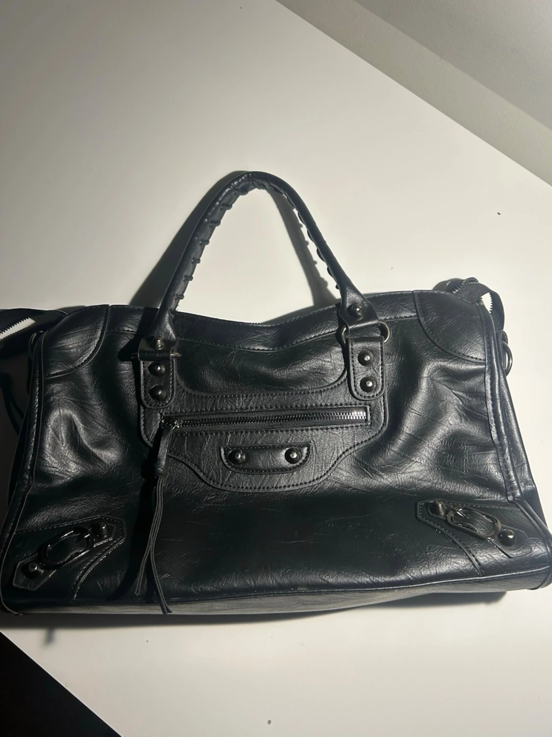 Svart handväska i läderlook