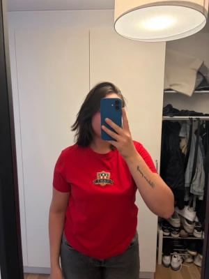 Röd T-shirt  - Supersnygg röd T-shirt från GANT som knappt är använd. Storlek L men mer som M