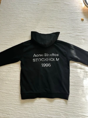 Hoodie - Svart Acne Studios hoodie i mycket bra skick! Storlek: M 