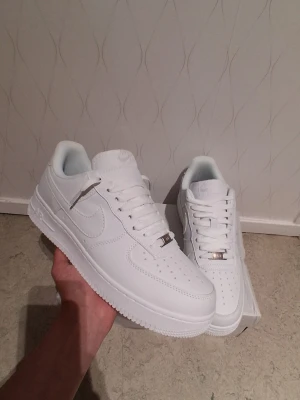 Air force 1 - Säljer ett par Nike Air Force 1 ÄKTA Från Vietnam, vita dom är storlek 44 och är stora för mig, kommer med boxen. Har ni funderingar eller är intresserad skriv till mig.