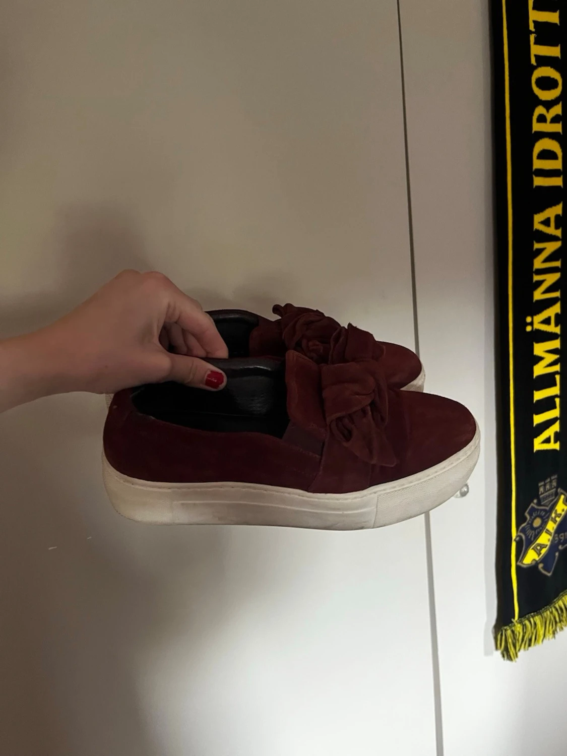 Vinröda sneakers med rosett - 4