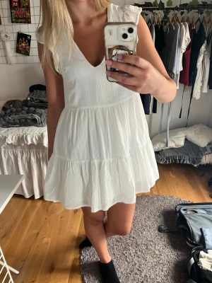 Vit klänning - Säljer en jättegullig klänning som är köpt på H&M och som tyvärr är lite för liten för mig, den har svarta fläckar på insidan av klänningen som inte går bort i tvätten, däremot inget som syns på utsidan.