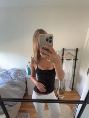 Svart enkel linnetopp - Saknar lapp på tröjan, säljer två likadana i samma storlek!  Jag står inte för frakt, tar gärna emot bud under det satta priset för kompromiss!💗   Allt jag säljer är i stort sätt i nytt skick för ett lägre pris, kolla in resten av mina artiklar i min profil!