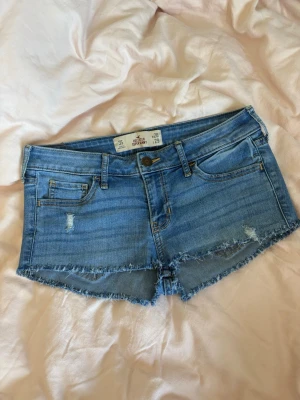 Blå jeansshorts från Hollister - Ett par jeansshorts från Hollister! Jätte fina och snygga färg! Storlek W26!