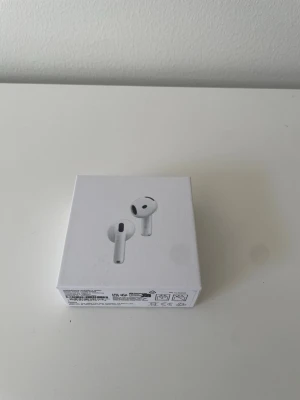 Apple AirPods 4 (helt nya) - Nya och oöppnade. Köpte dom för ett tag sedan men har ett par andra. Har ingen användning för dessa. Därav det billiga priset