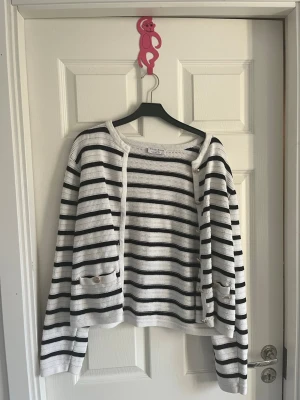 Randig kofta  - Säljer en enkel randig tröja från Hollywhite, Lindex ! Super fin men används inte längre. 