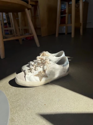 Vita golden goose - Snygga golden goose skor, storlek 39, använda fåtal gånger!