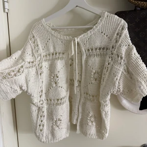 Stickad kofta från zara  - Säljer min fina kofta från zara. Storlek S kan passa M med.
