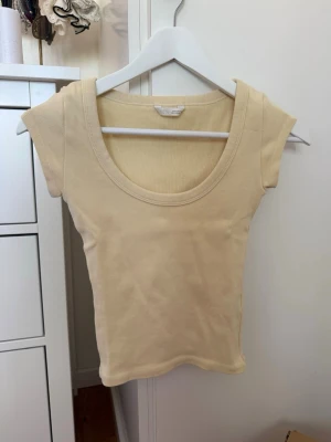 Gul topp / T-shirt  - Gul u-ringa T-shirt från Zara i storlek S 😇😇