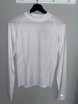Exklusiv golf-/träningströja Puma Baselayer UPF 50+ – Vit (Dam) - • Ny med tags • UV-skydd UPF 50+ • Samma modell som ovan i vit färg • Nypris: ca 499 kr