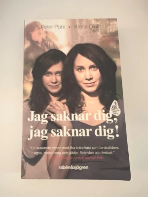 Jag saknar dig, jag saknar dig! - En stark ungdomsroman av Peter Pohl och Kinna Gieth om tvillingsystrarna Cilla och Tina. Boken har ett omslag i mjuka färger med två tjejer i fokus och fjärilsmotiv. Pocketutgåva i papper, perfekt för dig som gillar känslosamma berättelser om sorg, hopp och syskonskap.