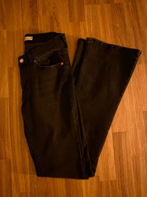 Svarta bootcut jeans i storlek 38 - Säljer ett par svarta bootcut jeans med låg midja. De är från Gina Tricot i storlek 38. Modellen heter Low tall bootcut jeans. Originalpris 499kr. Mitt pris 100kr. 