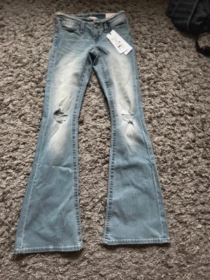 Lågmidjade bootcut jeans - Säljer dessa populära jeans från Gina 💕 Slutsålda på hemsidan!! Nypris 400kr
