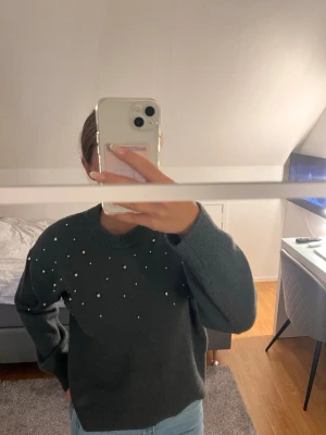 Mörkgrå stickad tröja med pärlor H&M - Grå tröja 