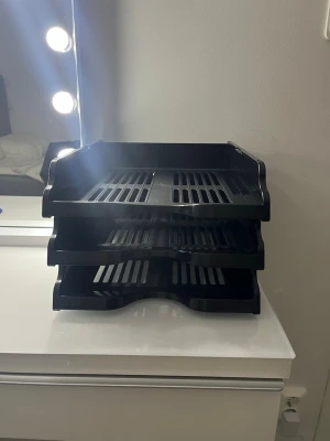 Svart stapelbar brevkorg i plast - Säljer en svart stapelbar brevkorg i plast med tre våningar. Perfekt för att organisera papper, dokument eller post på skrivbordet. Passar både hemma och på kontoret. 💕