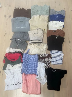 Klädpaket tjej storlek S - 24 plagg