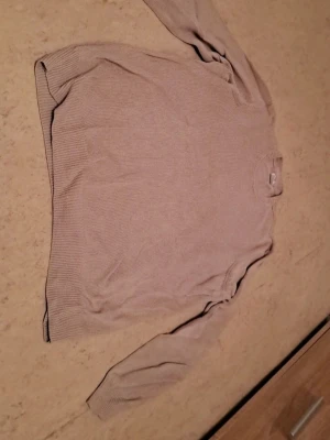 Beige stickad tröja XL Visual Clothing Project - Jag säljer en tröja i storlek XL som är i mycket bra skick. Den är väl omhändertagen och ser nästan ny ut. Perfekt för dig som vill ha en bekväm och snygg tröja till ett bra pris.  Priset är 50 kr, vilket jag tycker är ett bra pris med tanke på skicket. Jag är öppen för snabba affärer!  Tveka inte att höra av dig om du är intresserad eller har några frågor. Först till kvarn gäller!