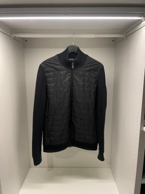 J.Lindberg cardigan  - J. Lindberg cardigan i skick som nytt utom märkena på loggan på armen, den är köpt på J.lindberg på Emporia för ett tag sen men jackan har inte används mycket. 