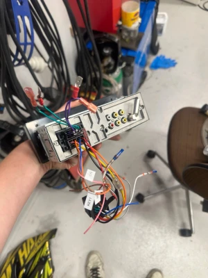 Bilradio med RCA-utgångar och kablar - Säljer en bilradio i silverfärgad metall med flera RCA-utgångar på baksidan och färgkodade kablar för enkel installation. Perfekt för dig som vill koppla in extra högtalare eller slutsteg i bilen. Kompakt rektangulär form och tydligt märkta anslutningar.
