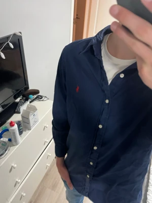 Ralph Lauren skjorta - Ralph Lauren skjorta i storleken M. Riktigt fint skick, använd fåtal gånger! Inga defekter  Hör av er vid frågor eller funderingar😊