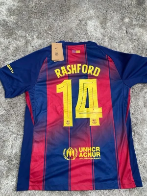 Barcelona Tröja - Säljer en helt ny Barcelona tröja i storlek M (kan passa S)