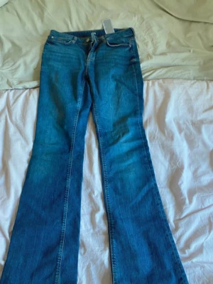 Bootcut jeans - Super snygga bootcut jeans som inte passar längre. Mid waist. Strl 36.