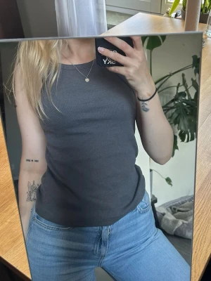 Ribbad tanktop - Ribbat linne från Nelly. Endast använd fåtal gånger så i ett fint skick. Jag tycker den är stor i storleken och därav säljer jag. 🍓 perfekt tanktop som passar till alla tillfällen. skriv om ni har frågor eller vill ha särskilda mått! 🪷 