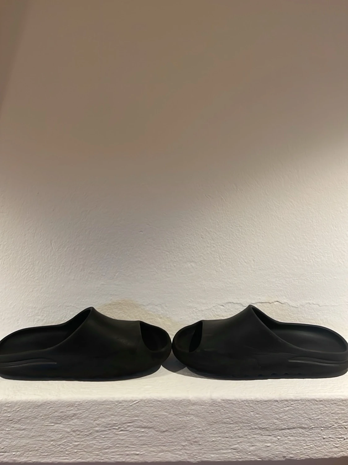 Svarta Yezzy Slides  - 1