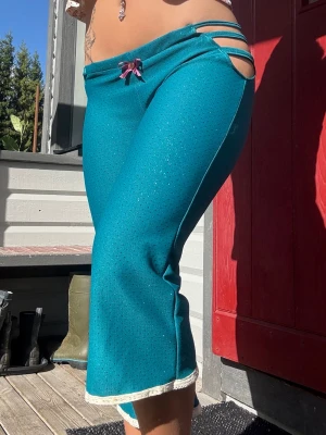 HANDMADE TURKOSA CAPRI-BYXOR  - Unika handsydda byxor från Funky Fig 💫🪡 Sydda i ett glittrigt/turkost trikå tyg med en quirky Y2K / fairy / 00s-känsla! One of a kind!  📏 Storlek: ca 38/40 🪡 Handsydda av mig – Funky Fig 💙 Perfekta för dig som gillar Y2K, fairy, quirky och unika plagg!