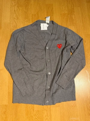 Comme des Garçons cardigan - Säljer denna helt nya cardigan/kofta från Comme des Garçons, den är i storlek s och har en ganska relaxed passform, hör gärna av er vid prisförslag eller funderingar. OBS det är en kopia 