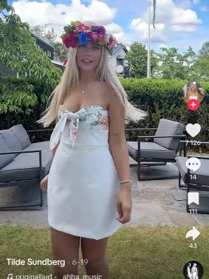 Trendig klänning  - Jätte söt vit trendig klänning från zara ! Jätte bra skick och inga fläckar! Helt slutsåld!!