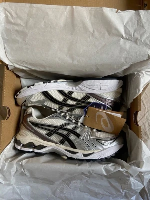 Asics Kayano 14  - riktigt snygga skor som tyvärr inte passade någon. 