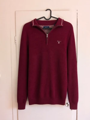 GANT Half-Zip Vinröd – Strl S 🍷 - Stilren half-zip från GANT i snygg vinröd/burgundy färg. Klassisk modell med halv dragkedja, krage och broderad GANT-logga på bröstet. Snygga vita detaljer längs kragen. Storlek: S Färg: Vinröd / Burgundy Skick: Bra begagnat skick inga defekter! Detaljer: Half-zip, broderad GANT-logga och ribbade muddar. Passar perfekt till en klassisk/preppy outfit och är snygg både över skjorta och t-shirt. Hör gärna av dig vid frågor eller om du vill ha mått! 📏