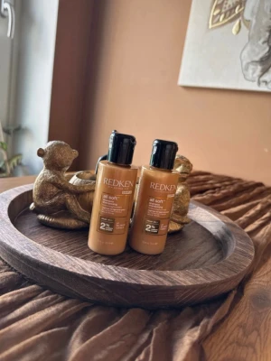 Redken All Soft mini hårvård - Två små flaskor Redken All Soft hårvård, perfekta för att ge håret extra mjukhet och glans. Flaskorna är bruna med svarta lock och innehåller 50 ml vardera. Passar dig som vill testa eller ha med på resan.