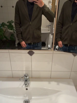 Cardigan grön - Säljer min gröna cardigan ifrån indicore då jag inte använder den. Den har använts max tre gånger. Den är i storlek M. Det är bara att skriva vid frågor eller funderingar. Jag är 183 och väger 72 kilo som referens.