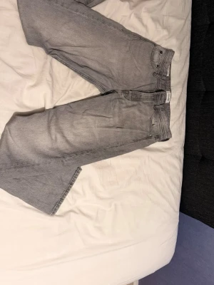Jack and Jones jeans storlek 28w 32L - Jeans från Jack and Jones säljer väldigt billigt eftersom de blir aldrig använda och behöver rensa garderob 