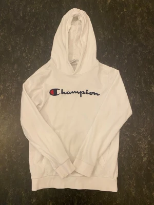 Champion hoddie 150-155cm - Säljer en champion vit hoodie för endast 216kr‼️den är använd lite men topp kvalite och ordinarie priset för den är 400kr men ja säljer för 216kr😮‍💨🫡
