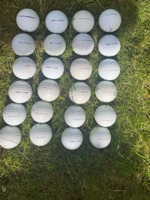2 dussin pro v1 - Säljer ett set med 24 vita golfbollar. Klassisk rund form med dimple-mönster för bättre flyg och kontroll. Perfekt för dig som vill fylla på golfbagen.