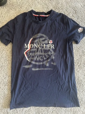 Moncler t-shirt - mörkblå moncler t-shirt, nästan ny det bara lite skrynklig ut men inga skador, storlek S, pris kan diskuteras 👕💯